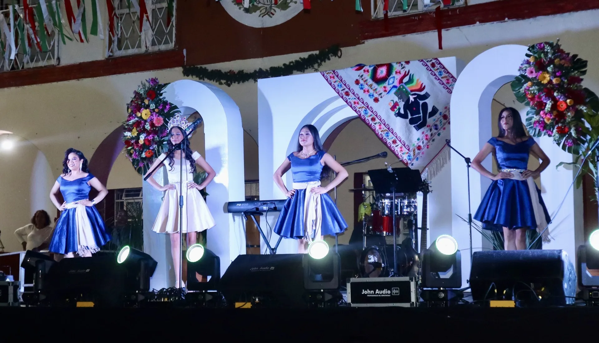 Las candidatas durante su presentación inicial, acompañadas por Dulce María Rameño, reina de Fiestas Patrias San Juan Cosalá 2025. Foto: Sofía Medeles. Las candidatas durante su presentación inicial, acompañadas por Dulce María Rameño, reina de Fiestas Patrias San Juan Cosalá 2025. Foto: Sofía Medeles.