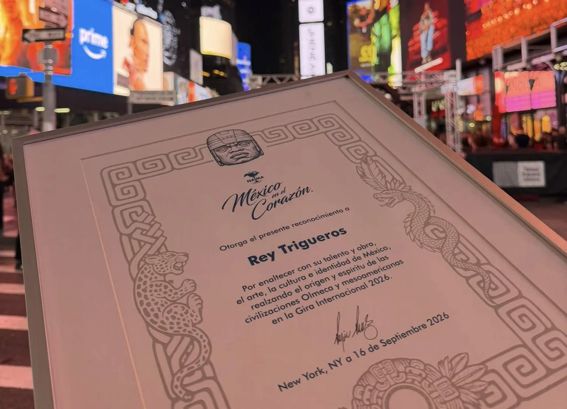 Reconocimiento entregado a Rey Trigueros en Nueva York. Foto: Cortesía. Reconocimiento entregado a Rey Trigueros en Nueva York. Foto: Cortesía.