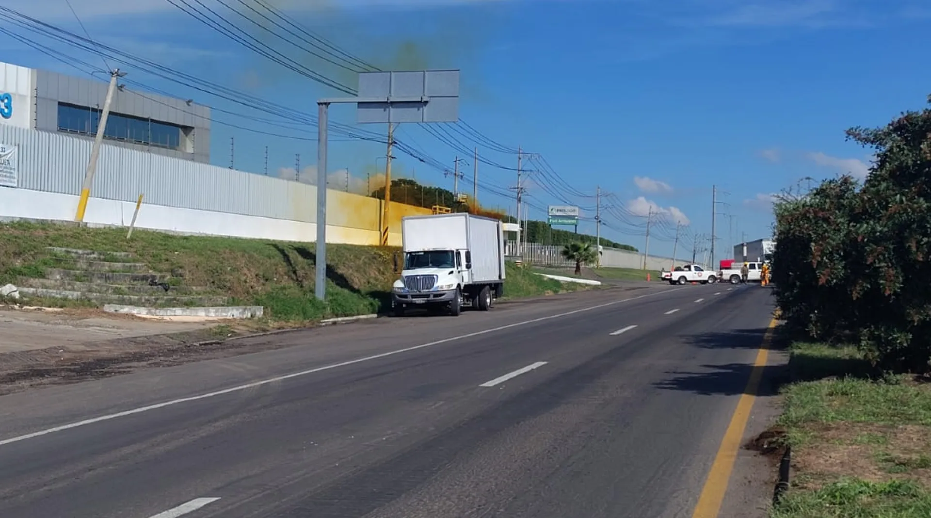La fuga provocó el cierre de la carretera ante los trabajos de remoción de la unidad y saneamiento del material derramado. Foto: Cortesía. La fuga provocó el cierre de la carretera ante los trabajos de remoción de la unidad y saneamiento del material derramado. Foto: Cortesía.