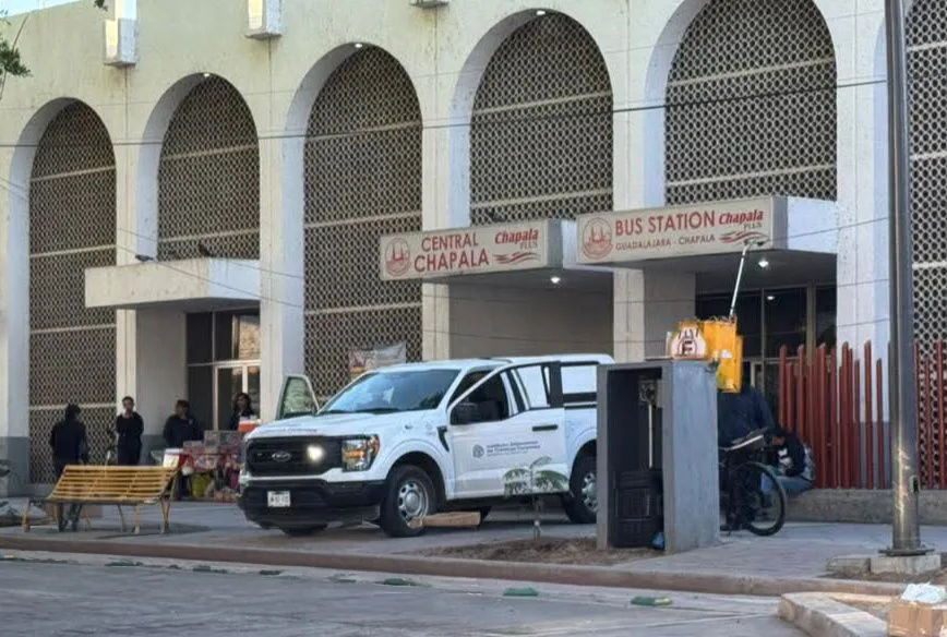 Mujer fallece de un infarto afuera de la Central de Autobuses de Chapala