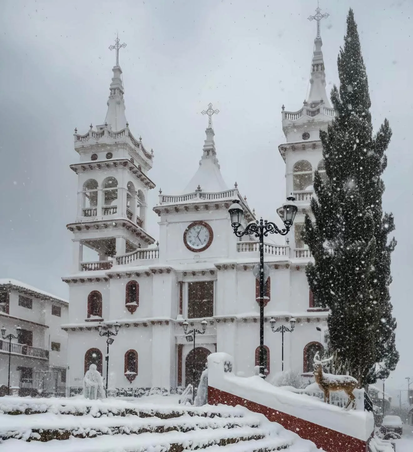Postales invernales en Jalisco: Granizo en Mazamitla y nieve en el Nevado de Colima