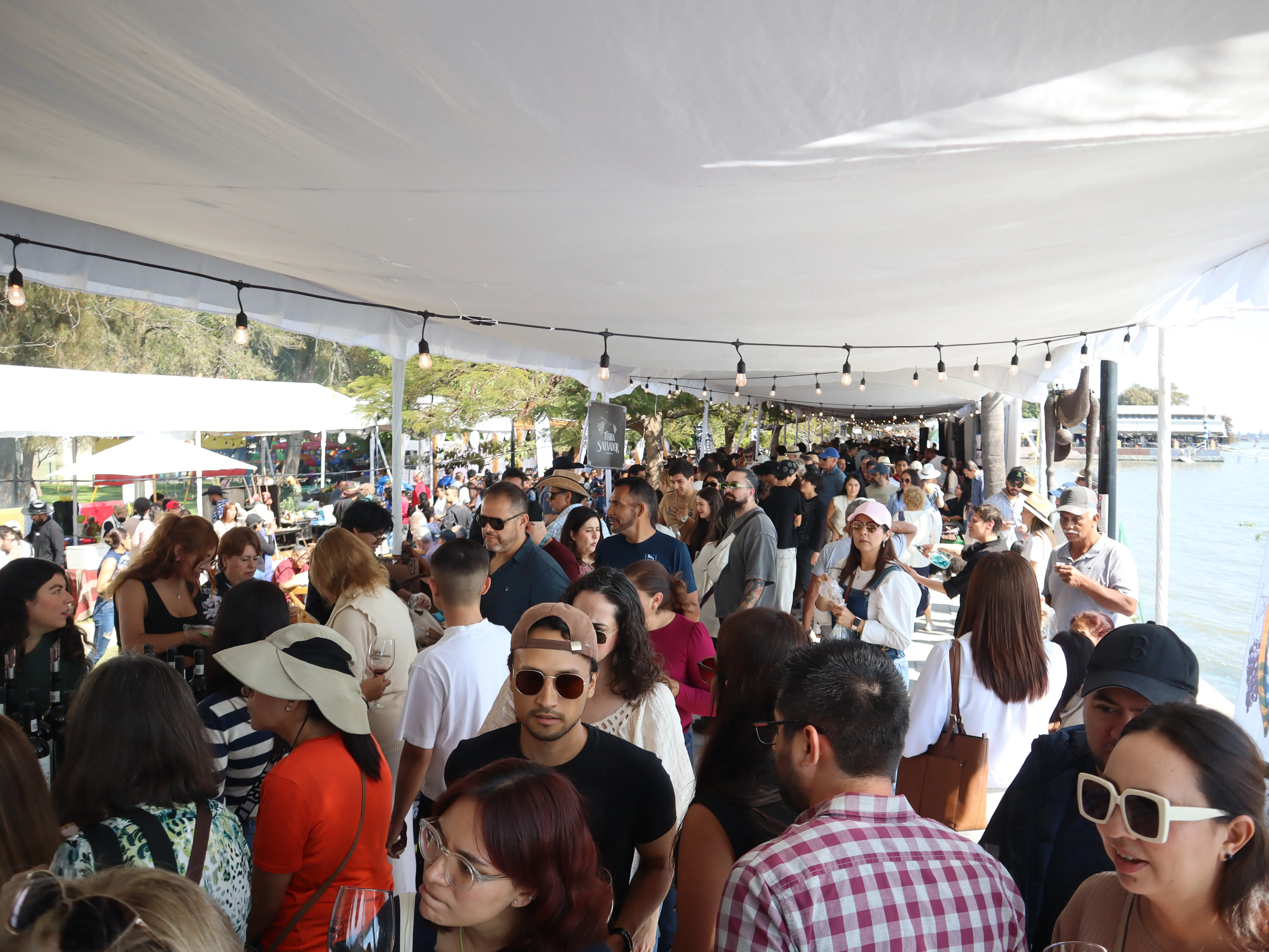 La alta afluencia de visitantes dificultó el tránsito peatonal a lo largo del malecón de Ajijic durante el evento. Foto: Sofía Medeles.
