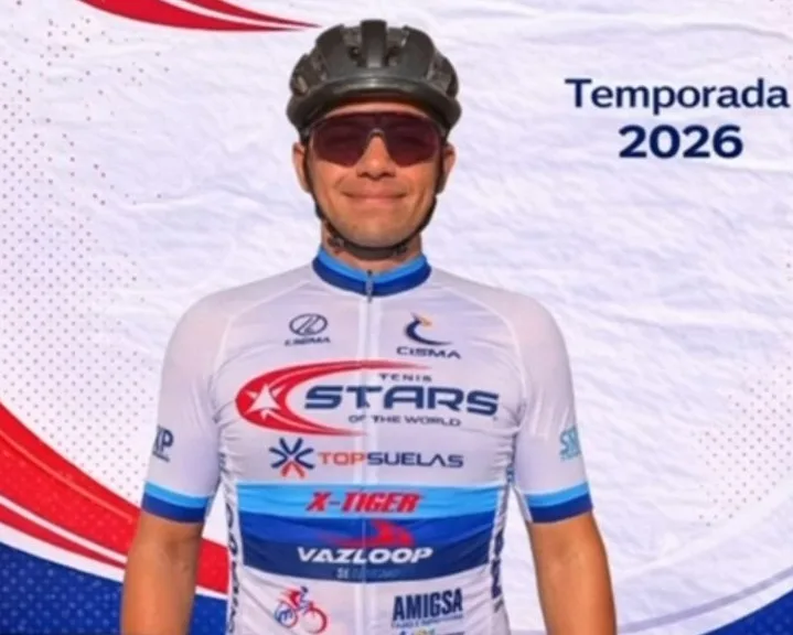 Luis Villa con la playera de su nuevo equipo de ciclismo. Foto: Cortesía.