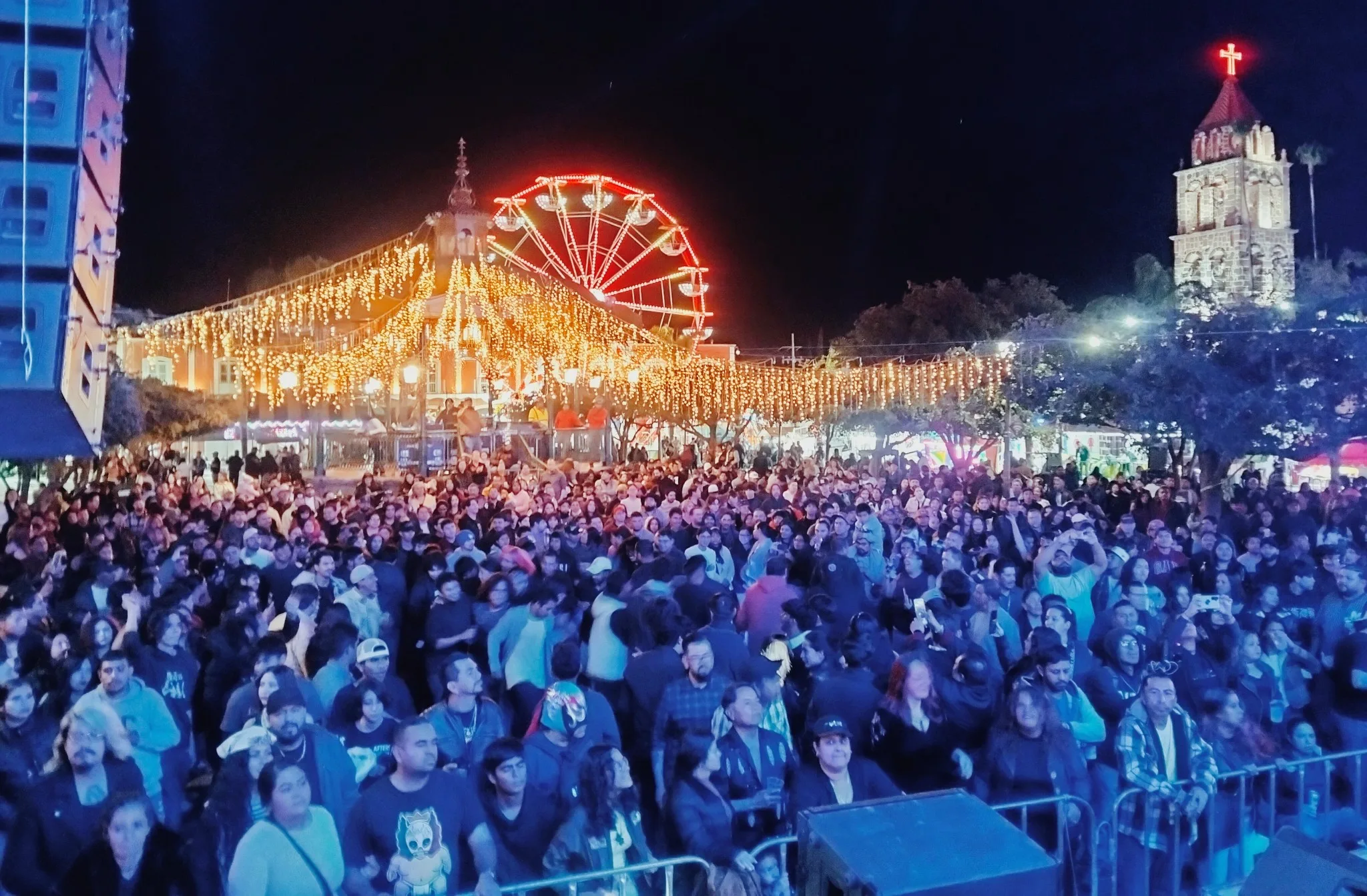 Una multitud se congregó en la plaza de Jocotepec para escuchar ritmos alternativos. Foto: Armando Esquivel.