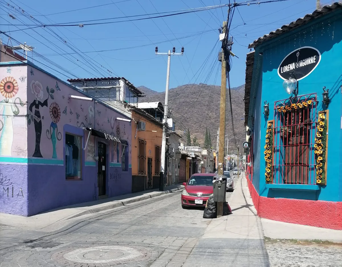 La ausencia de vehículos y transeúntes marcó la jornada del domingo en Ajijic tras el llamado de las autoridades a resguardarse. Foto: Cortesía