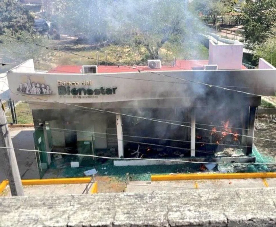 Imagen del siniestro en el Banco del Bienestar de Chapala provocado por sujetos desconocidos. Tras la jornada de violencia que afectó a 20 sucursales en Jalisco.