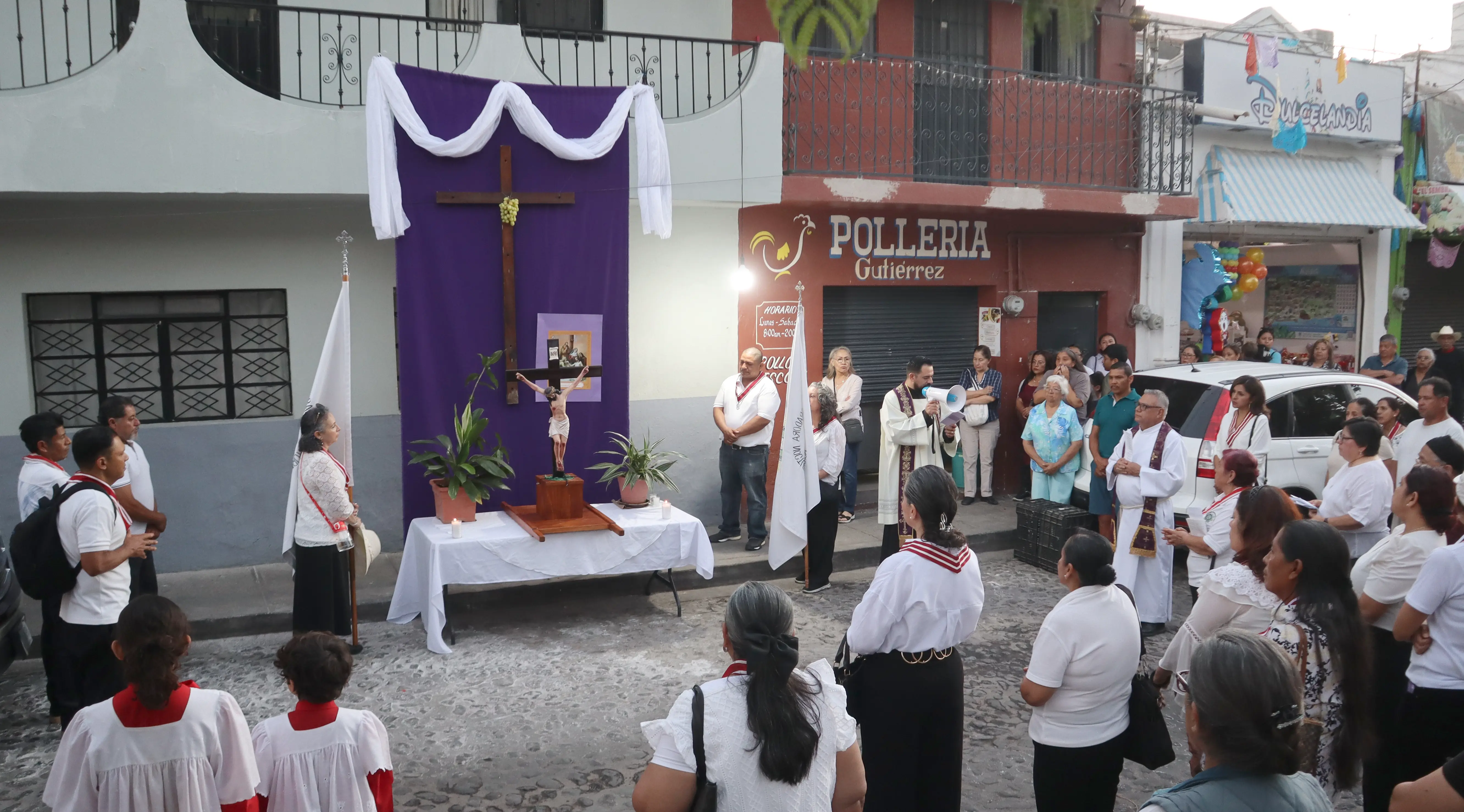 Momento del recorrido en que la procesión del Señor de la Misericordia  arriba a uno de los altares colocados en una casa de Ajijic Foto: Sofía Medeles.