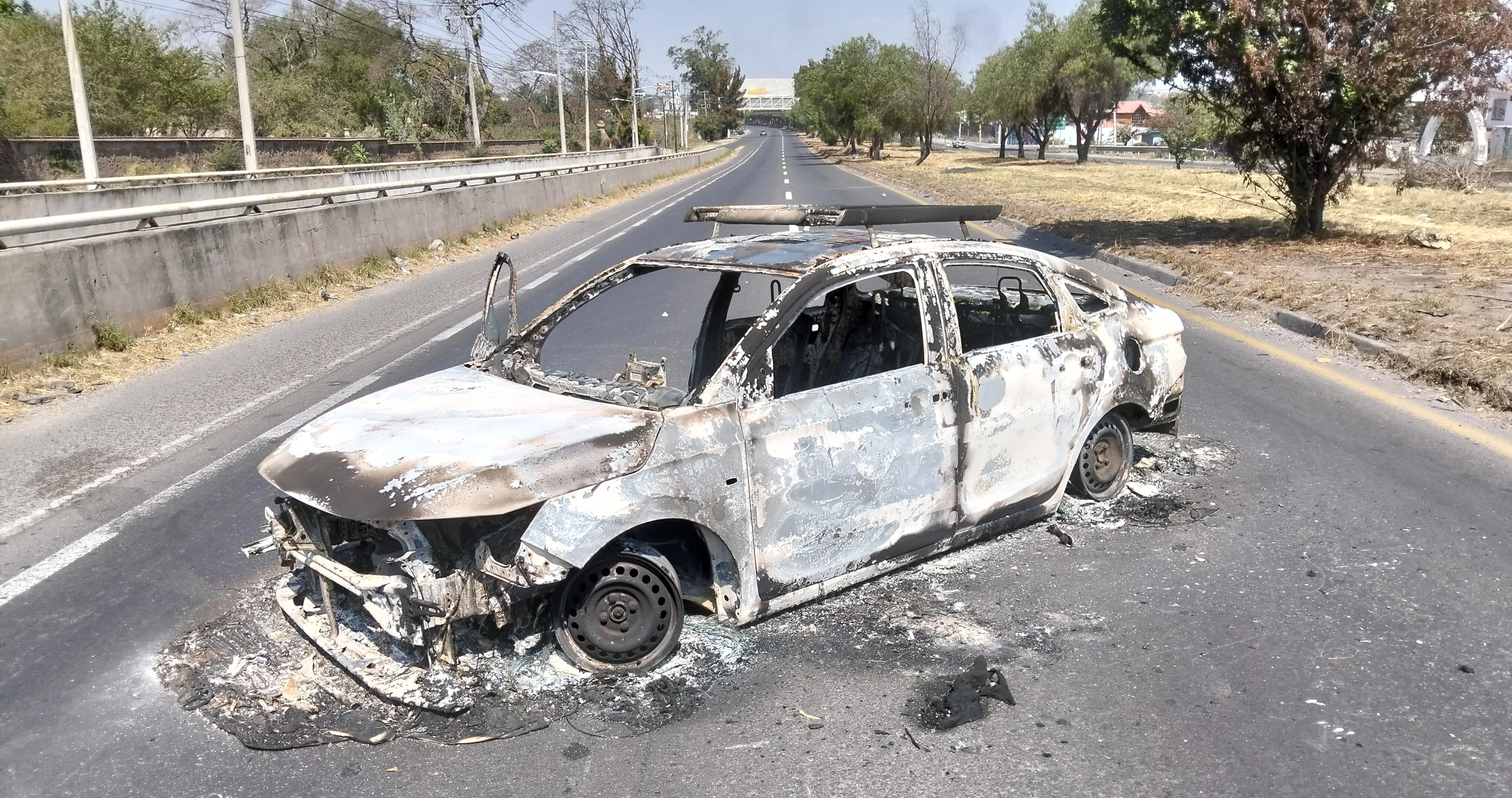 Uno de los vehículos que fueron quemados en carretera Chapala. Foto: Armando Esquivel.