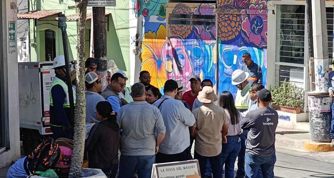 Autoridades municipales y técnicos de la Comisión Federal de Electricidad evalúan el terreno para el inicio de la obra de soterramiento. Este esfuerzo coordinado busca eliminar la contaminación visual y modernizar la infraestructura del Pueblo Mágico.