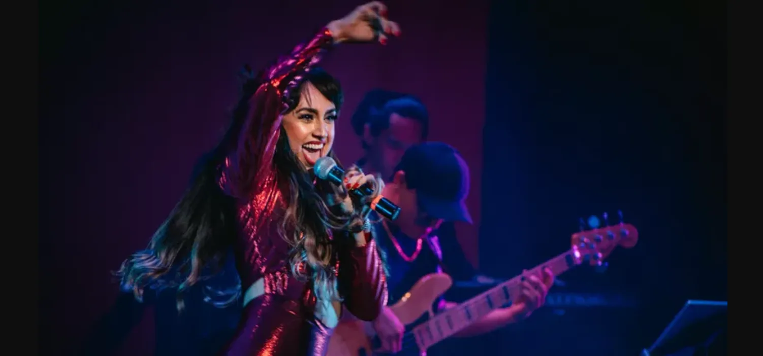 Losanna como Selena.