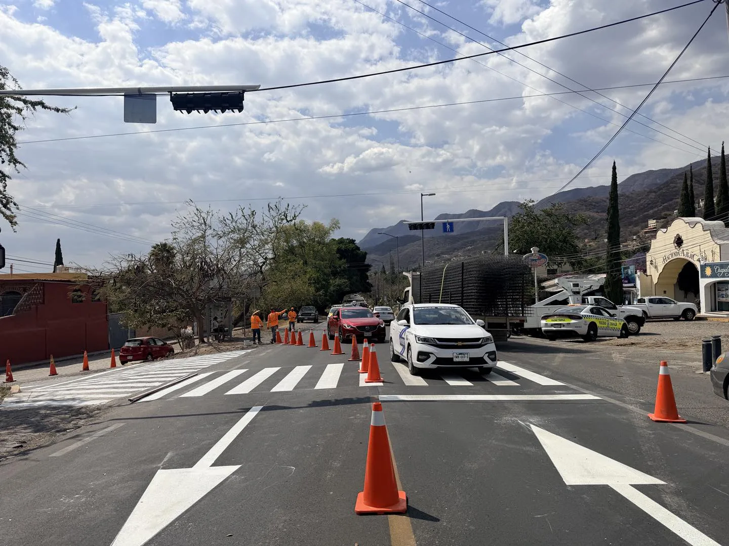 Nuevos semáforos instalados en el cruce de la carretera Chapala – Jocotepec a la altura de la calle Álvaro Obregón. Foto: Cortesía.