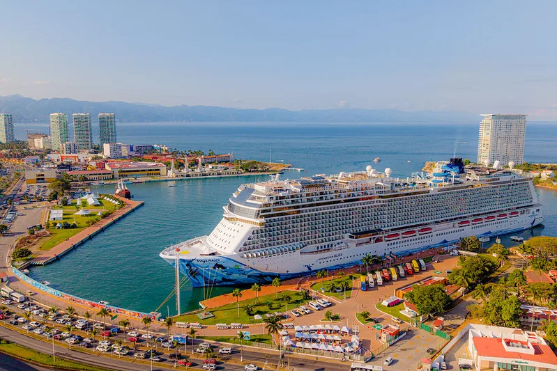 El crucero Norwegian Bliss atracó a las 5:45 horas en Puerto Vallarta con más de 4.300 pasajeros, marcando el inicio de un calendario de 14 arribos programados para marzo