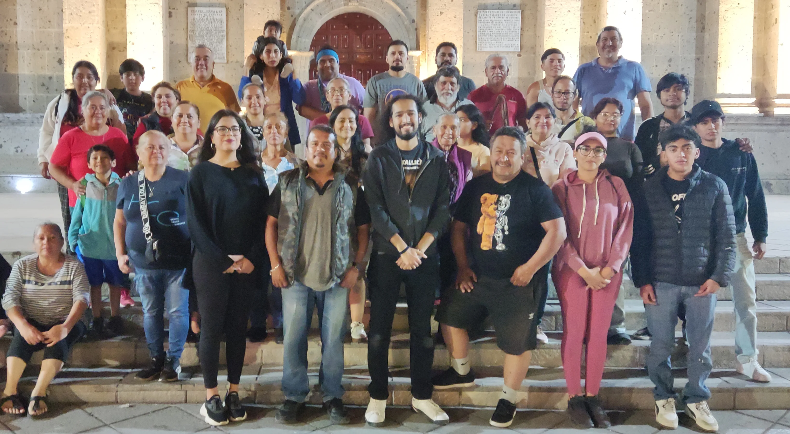 Integrantes del grupo Viacrucis Chapala durante los ensayos en el atrio de la parroquia de San Francisco de Asís; el elenco busca sumar voluntarios para los papeles de soldados romanos. (