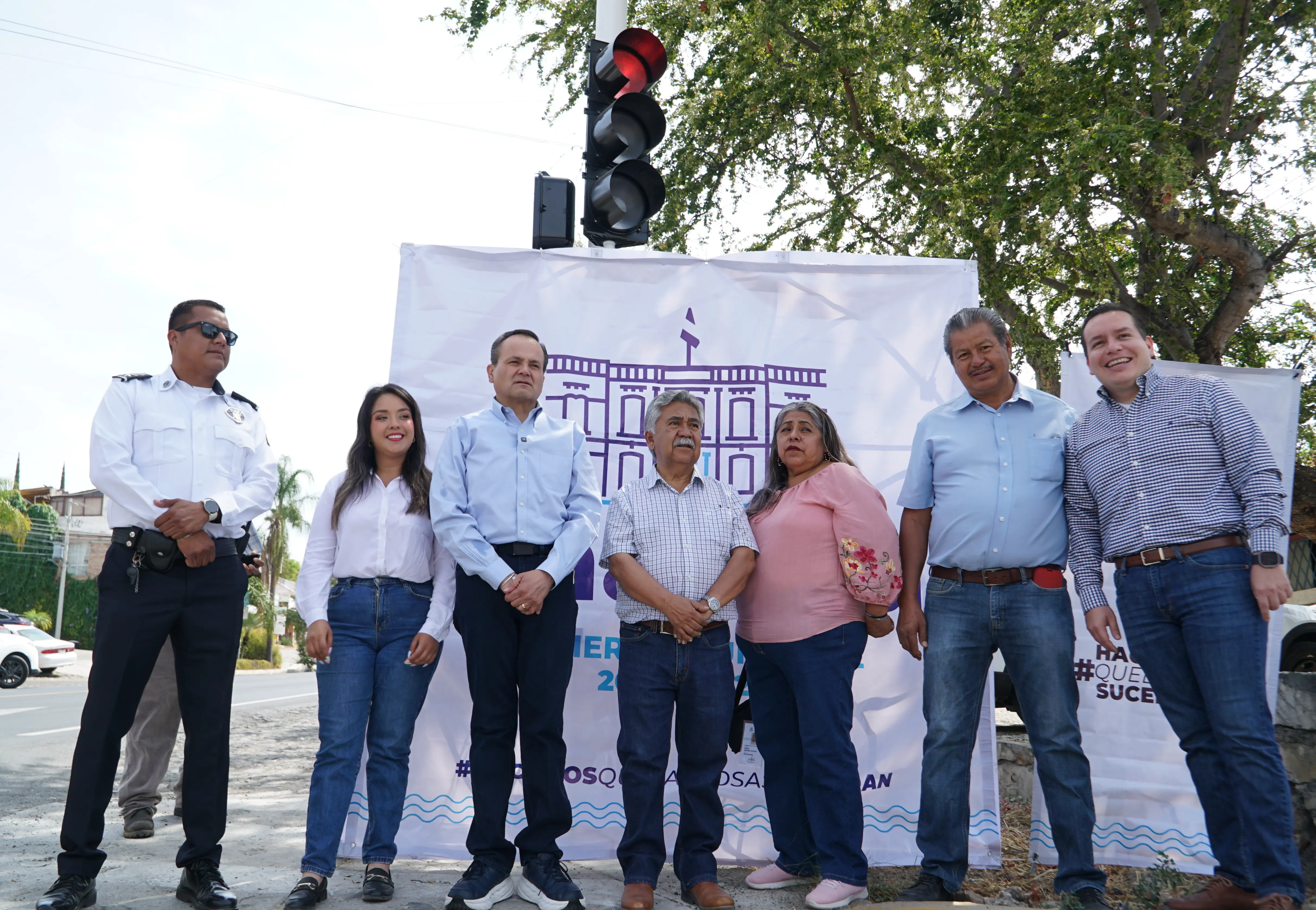 El alcalde de Chapala, Alejandro Aguirre Curiel, encabeza el corte de listón de los nuevos semáforos en Ajijic junto a vecinos de la zona poniente, quienes solicitaron la obra para mejorar la seguridad peatonal.
