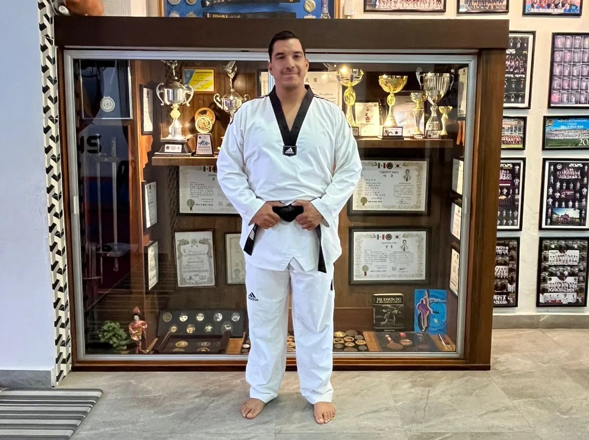 Omar Pajarito, fundador de Pajarito Martial School, en las instalaciones de su academia en la Avenida González Gallo, Chapala.