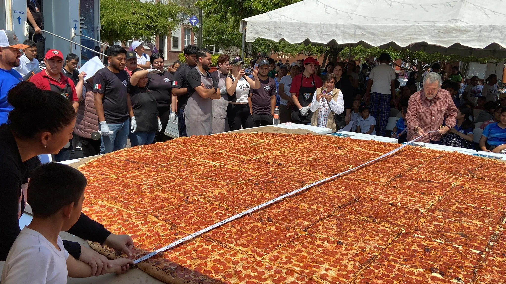 La "Pi-zza" monumental de cuatro metros de diámetro exhibida en la plaza principal de Jocotepec; el reto gastronómico fue certificado ante notario público. Foto: Jocotepec.Jal.
