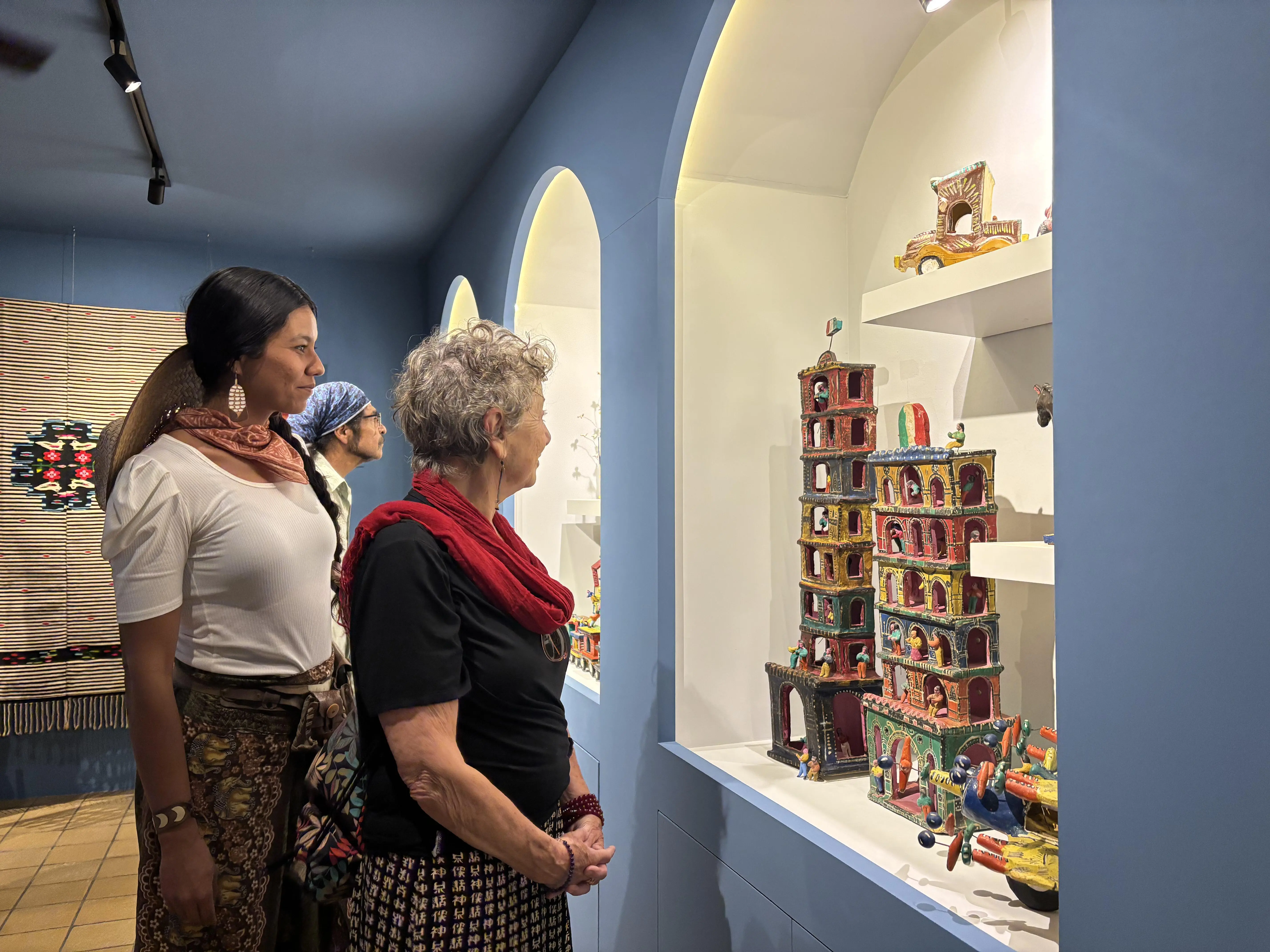 Visitantes admiran la colección de figurillas en la Sala 1 del museo. Foto: Citlaly Silva.