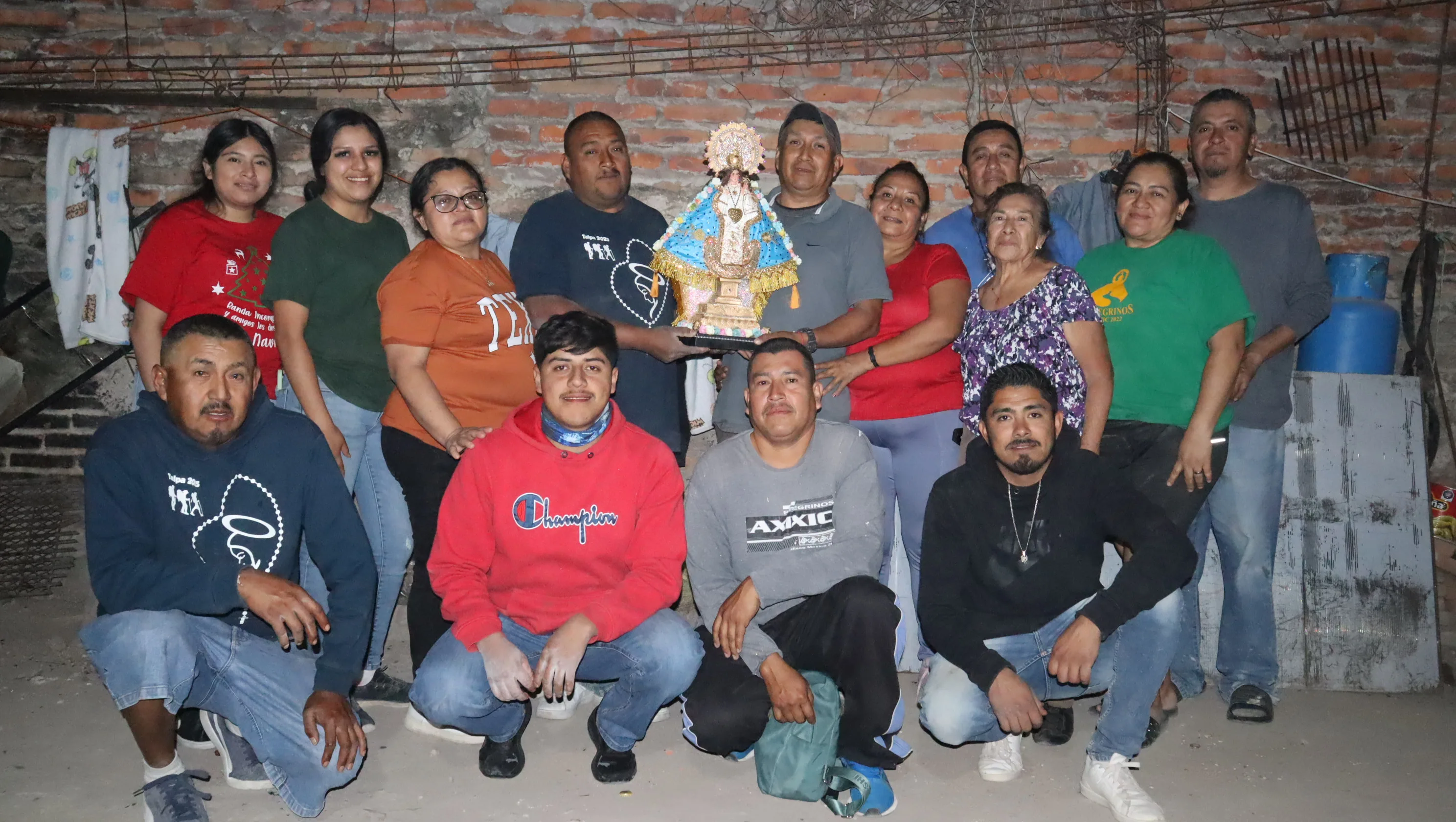 Jorge Vega y su familia posan con una estatuilla de la Virgen de Talpa días antes de su partida al santuario. Foto: D. Arturo Ortega.
