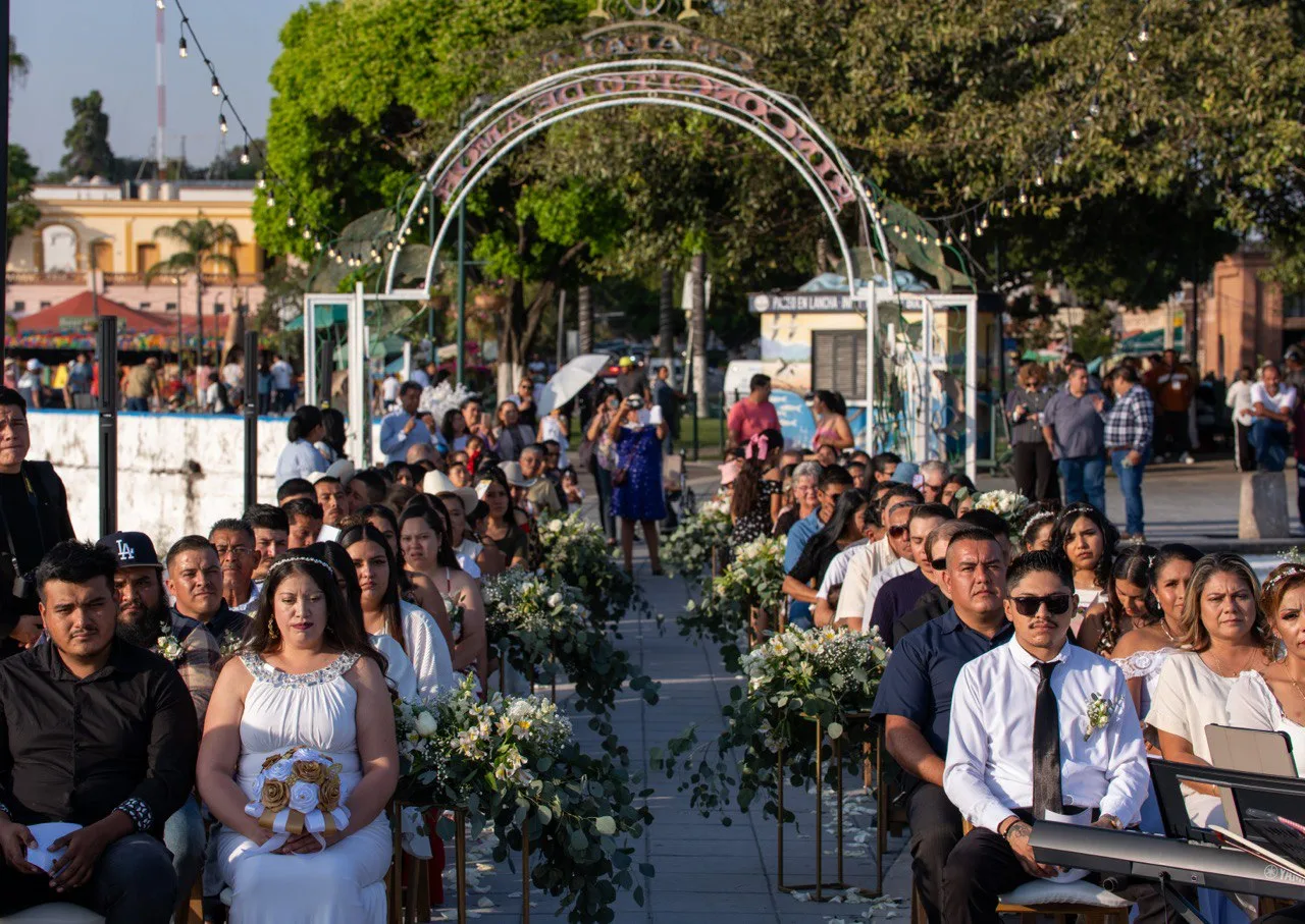 21 parejas contrajeron matrimonio en el muelle de Chapala. Foto: Gobierno de Chapala.