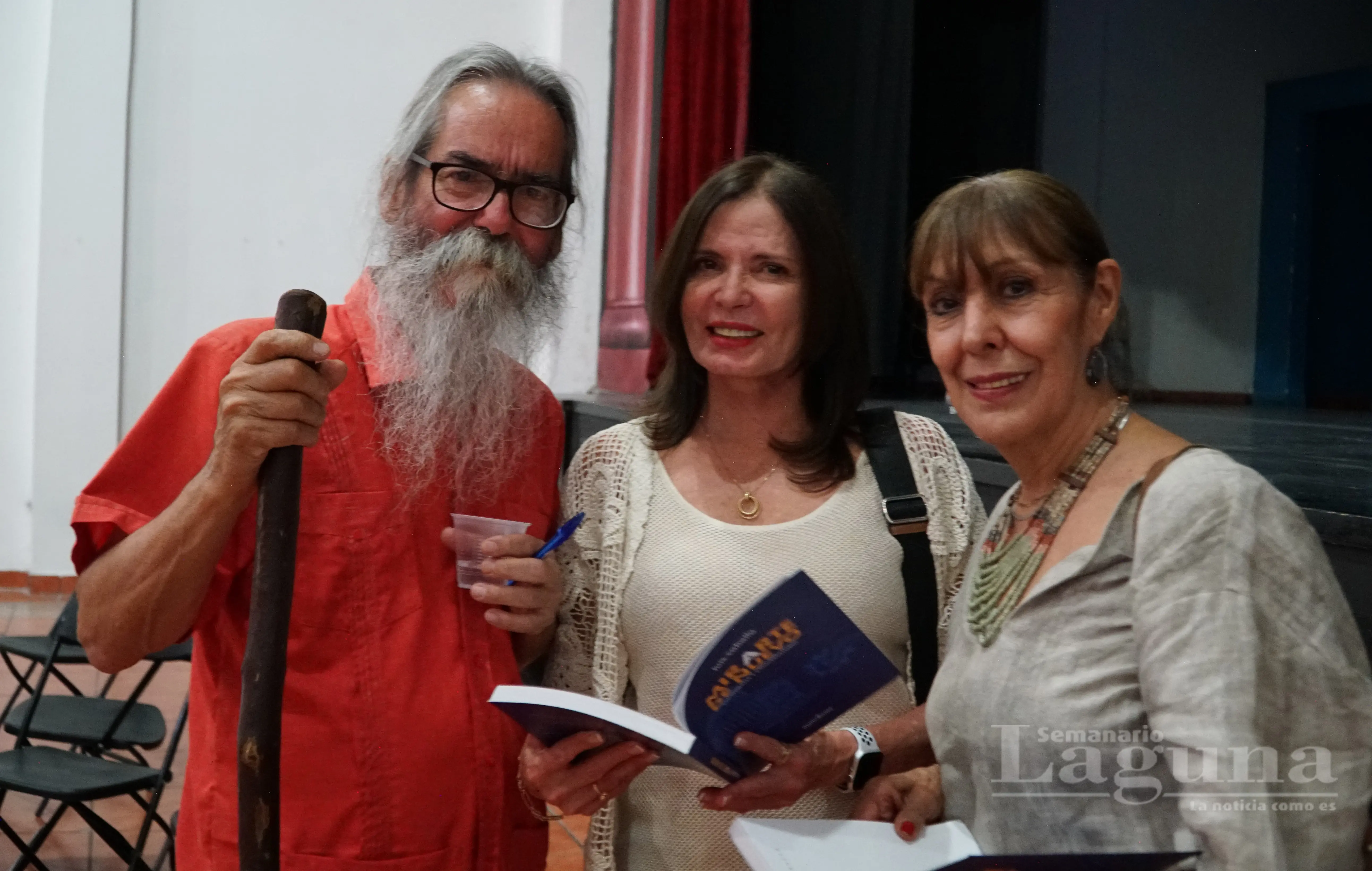 El fotógrafo Luis Caballo durante la presentación de su libro "MirArte de nuevo" en el Centro Cultural Ajijic (CCA). Foto: María Di Paola Blum.