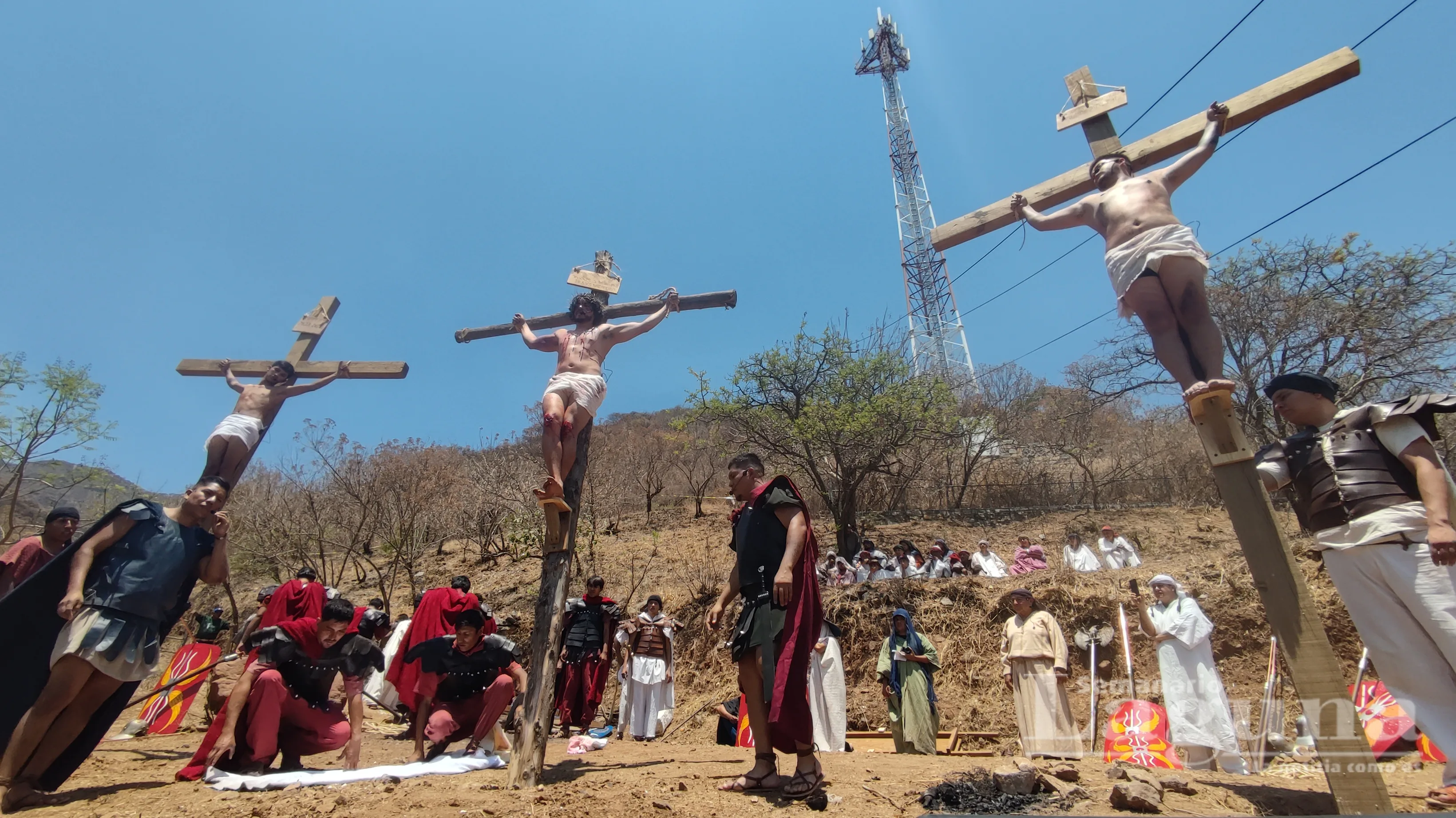 Representación de la crucifixión durante la Pasión de Cristo 2025. Foto D. Arturo Ortega.