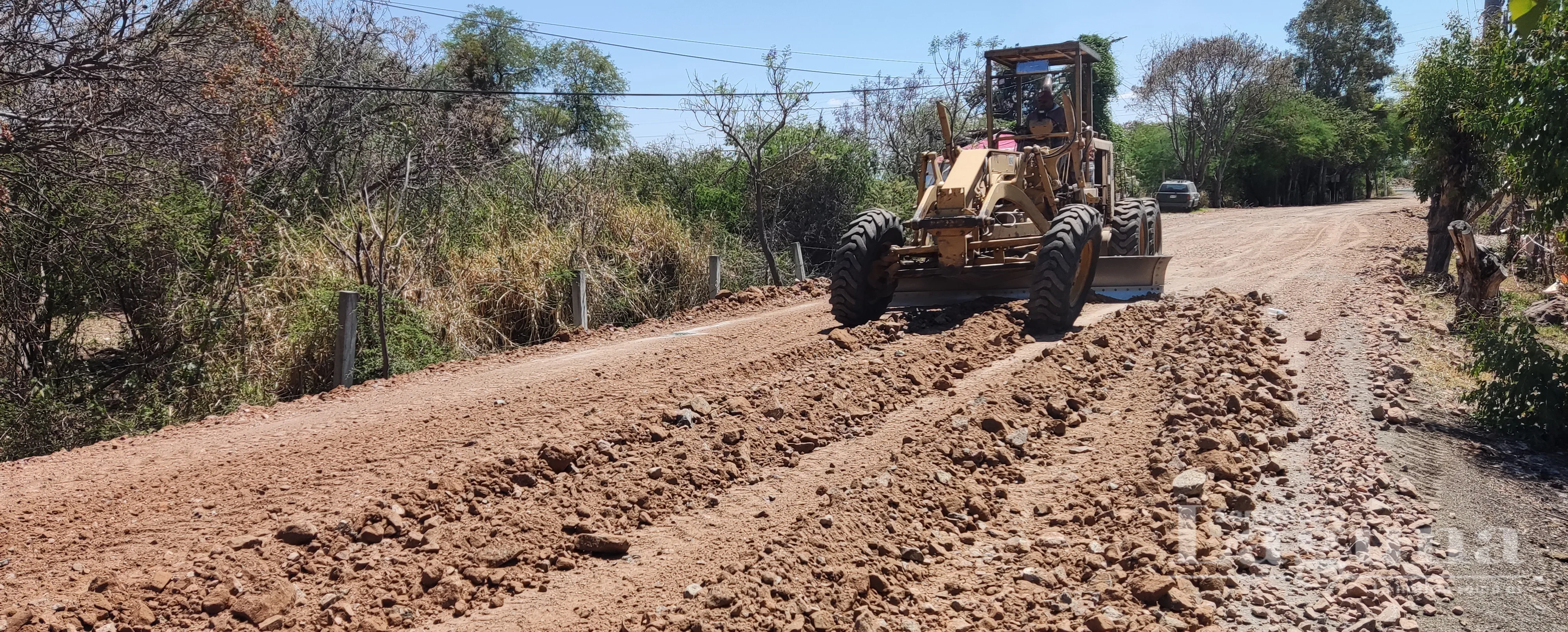 Motoconformadora realizando trabajos de reparación en la carretera hacia el CEINJURE de Chapala. Foto: D. Arturo Ortega.