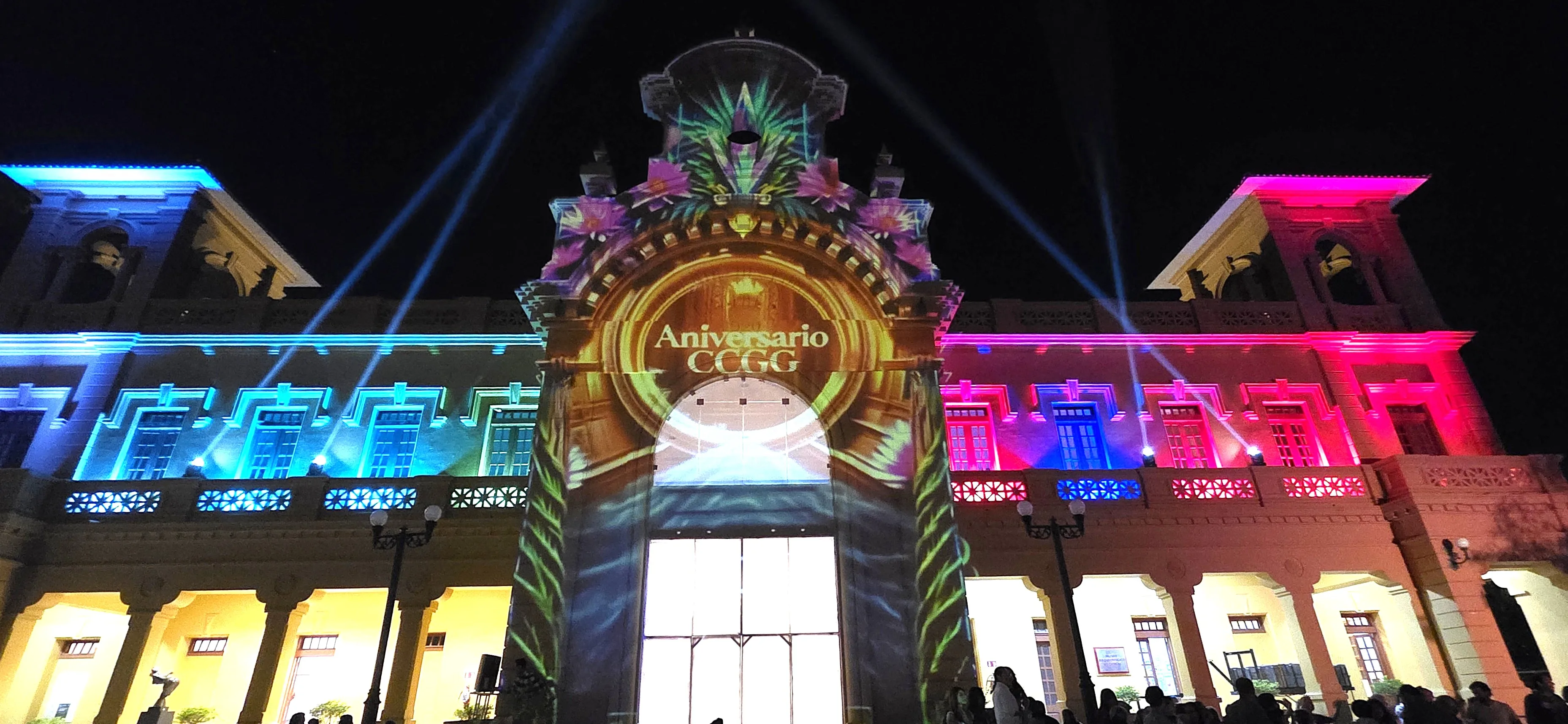 El Centro Cultural González Gallo iluminado por el videomapping de Fred Lamat. Foto: Patrick O’Heffernan.