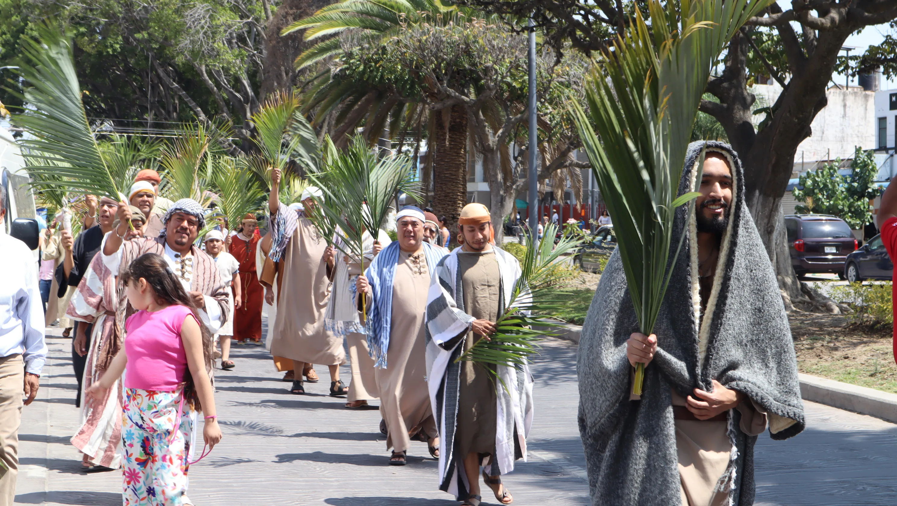 El grupo Viacrucis Chapala encabezó la procesión del Domingo de Palmas.   Foto: D. Arturo Ortega.
