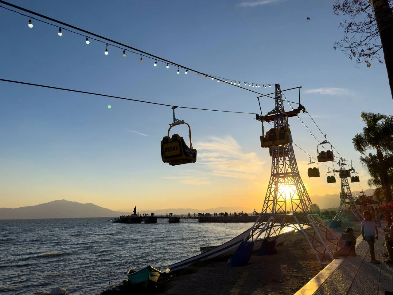Teleférico instalado en el área del malecón de Chapala. Foto: Gobierno de Chapala.