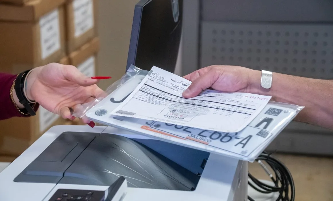 365 mil contribuyentes que pagaron su refrendo en 2025 aún no recogen sus nuevas láminas. Foto: cortesía.