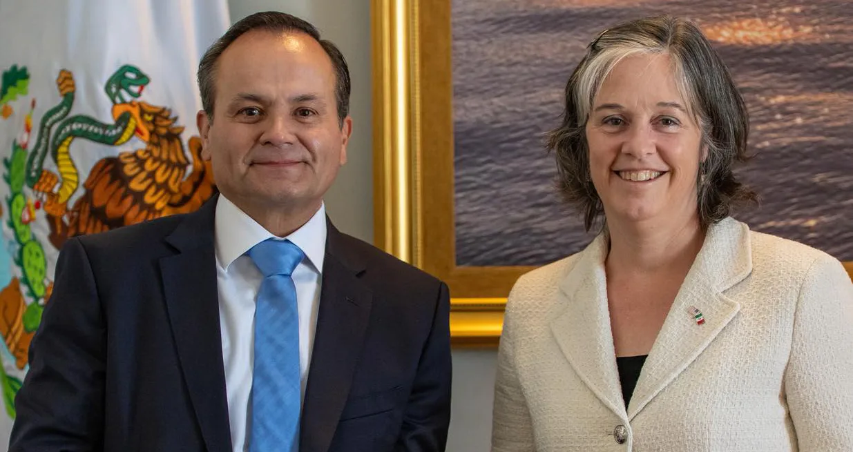 La cónsul general de Estados Unidos en Guadalajara, Amy Scanlon con el alcalde de Chapala, Alejandro de Jesús Aguirre Curiel. Foto: cortesía.
