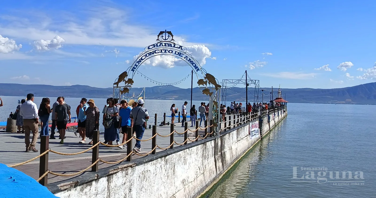 Turistas en el malecón de Chapala en Semana Santa. Foto. Miguel Jiménez.