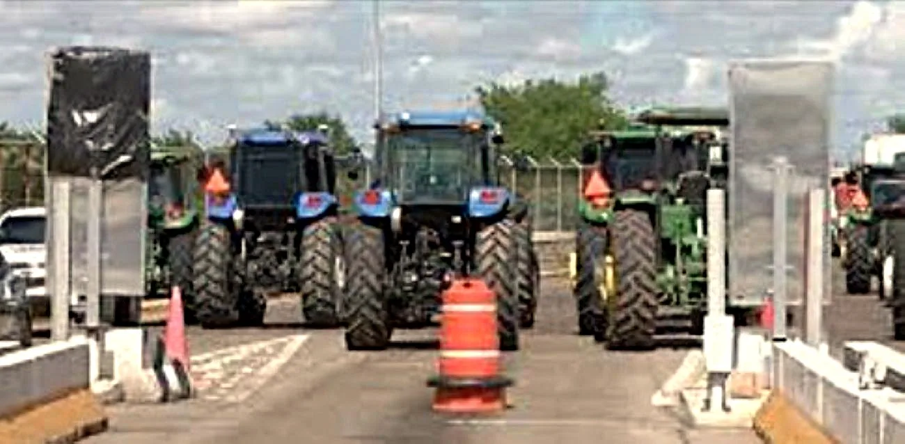 La protesta, convocada por organizaciones nacionales que representan a camioneros y agricultores, se anunció como un «megabloqueo». Foto: Internet.