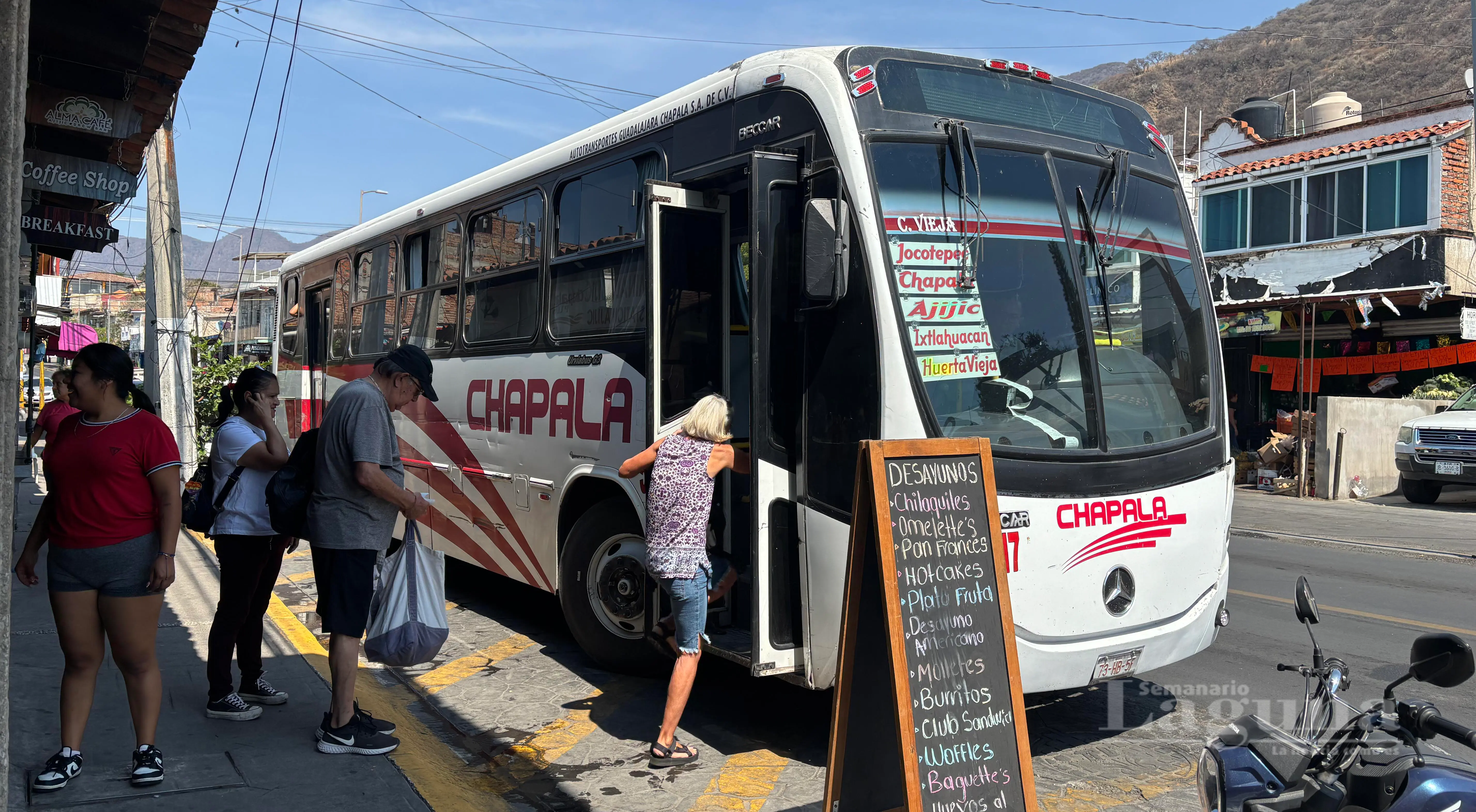 Extranjeros de la zona son usuarios habituales del transporte público en la ribera norte del lago. Foto: Citlaly Silva.
