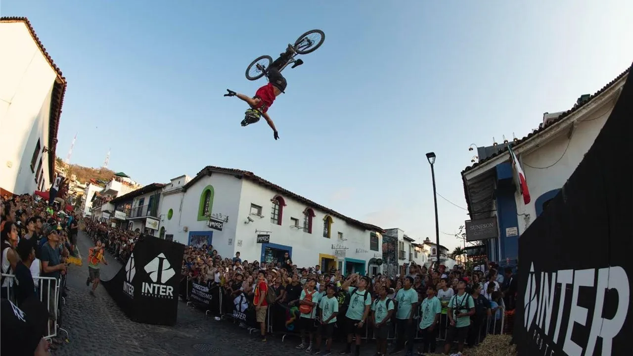 Más de 20 mil espectadores se darán cita para presenciar la combinación de velocidad y acrobacias en el circuito urbano. Foto: Internet.
