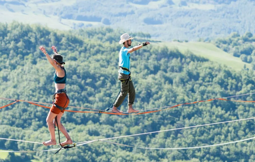 El slackline destaca como deporte extremo y atractivo turístico. En la foto: practicantes en Baja California Sur. Foto: Internet.