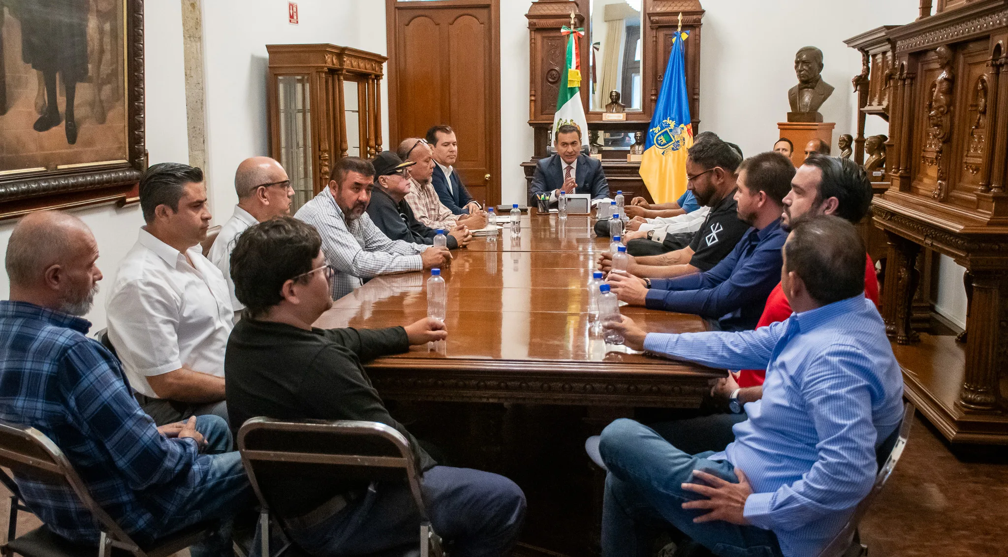 El secretario general de Gobierno, Salvador Zamora Zamora, durante la reunión con los conductores de plataformas digitales. Foto: Cortesía.