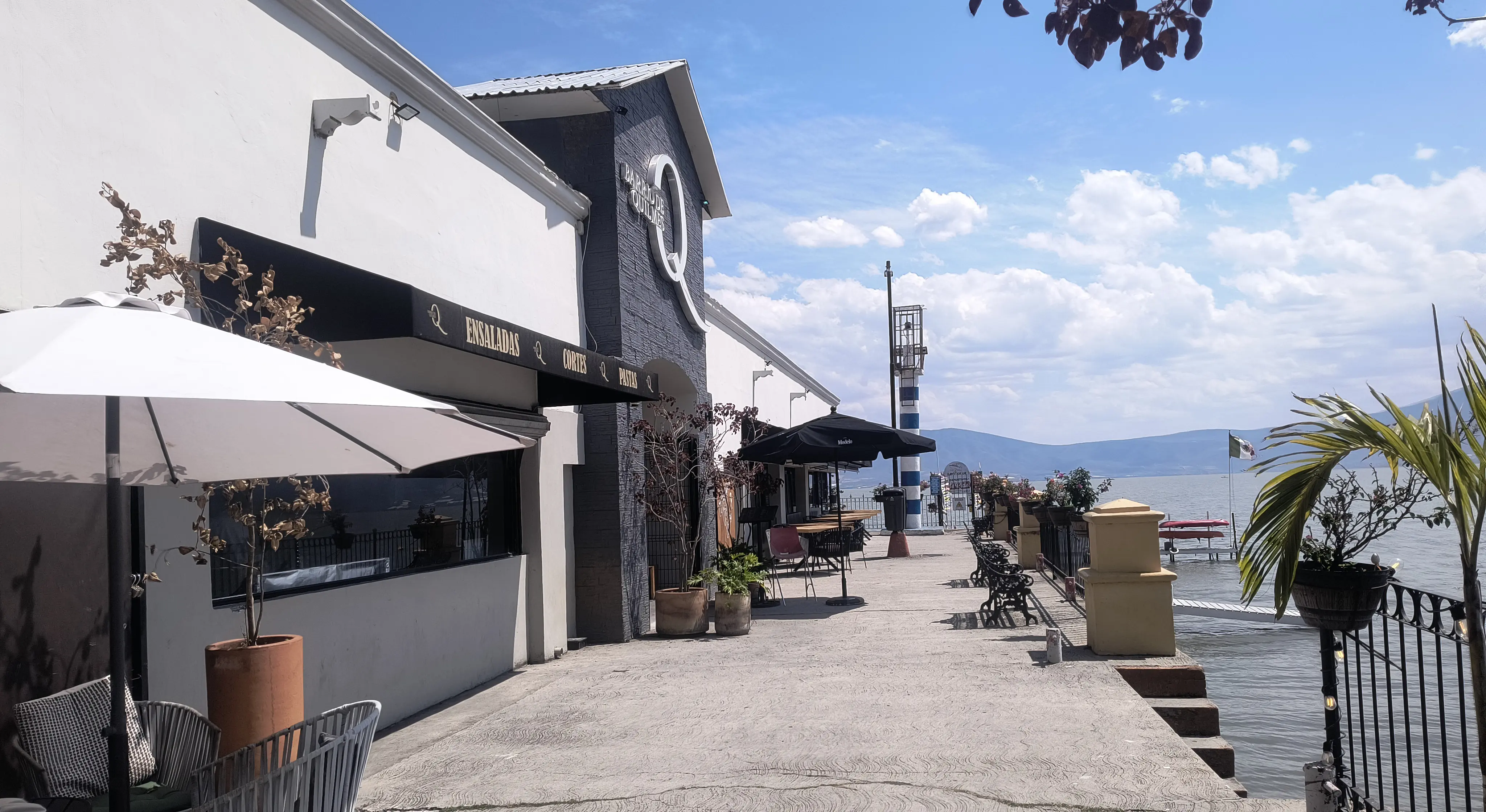 Las jardineras fueron colocadas frente al restaurante en el muelle de Ajijic. Foto Cortesía.