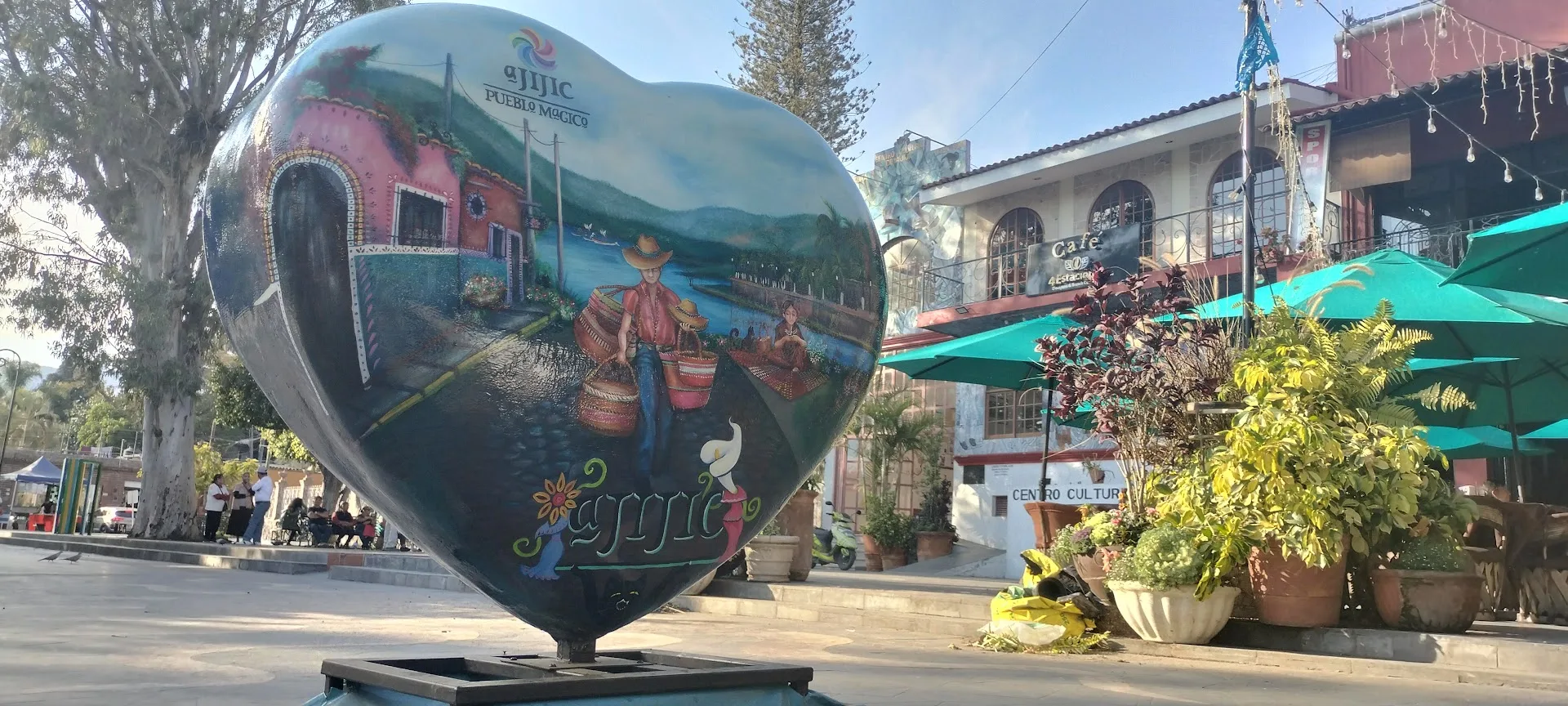 Corazón intervenido por el artista Antonio López Vega, con la plaza principal de Ajijic al fondo. Foto: D. Arturo Ortega.