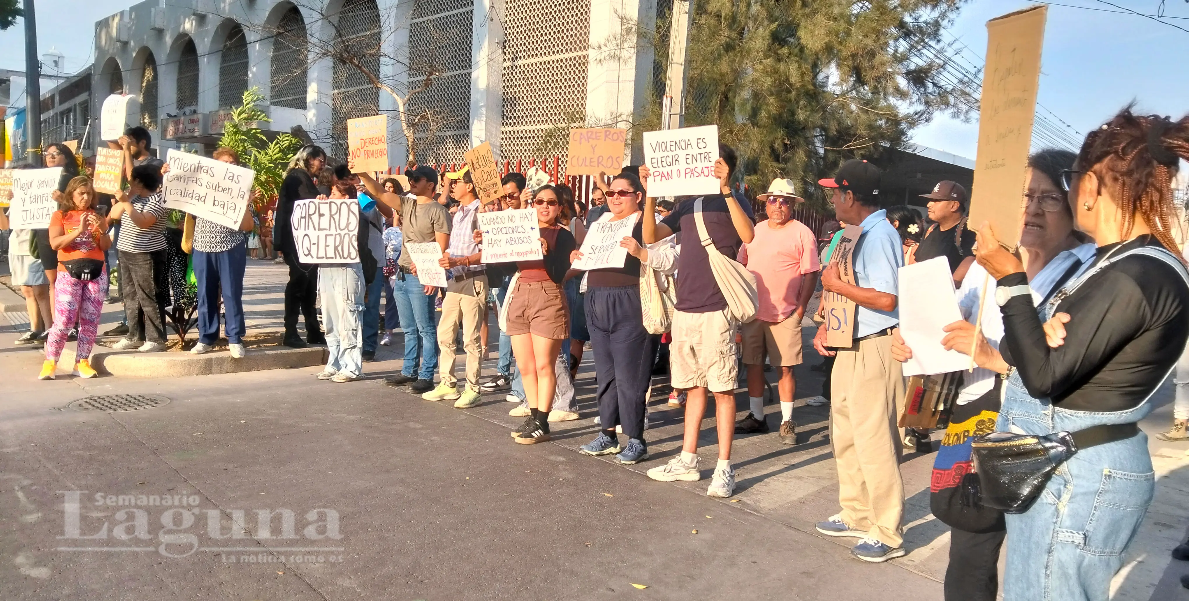 Los manifestantes cerraron momentáneamente la entrada a los camiones a la central de autobuses. Foto: Armando Esquivel.