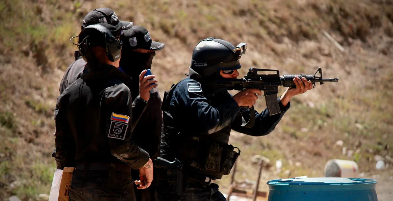Agentes de seguridad de Jalisco durante una de las jornadas de instrucción en tácticas urbanas impartidas por el grupo COPES. Foto: Cortesía.