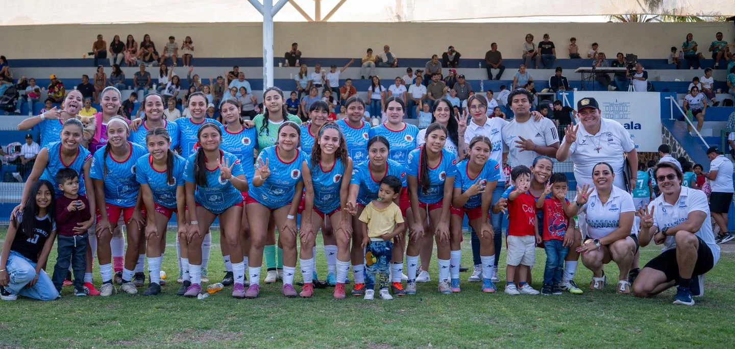 Integrantes de la Selección Femenil Chapala conviven con la afición al finalizar uno de sus encuentros en la Copa Jalisco. Foto: Cortesía.