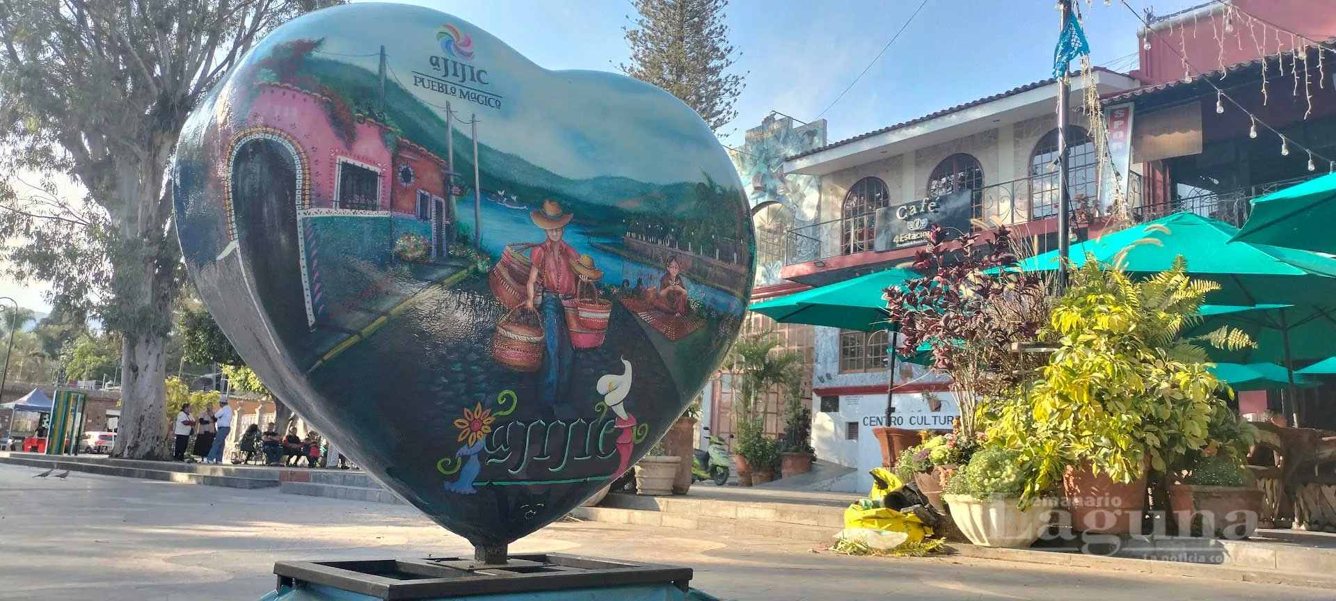 Corazón intervenido por el artista Antonio López Vega, con la plaza principal de Ajijic al fondo. Foto: D. Arturo Ortega.