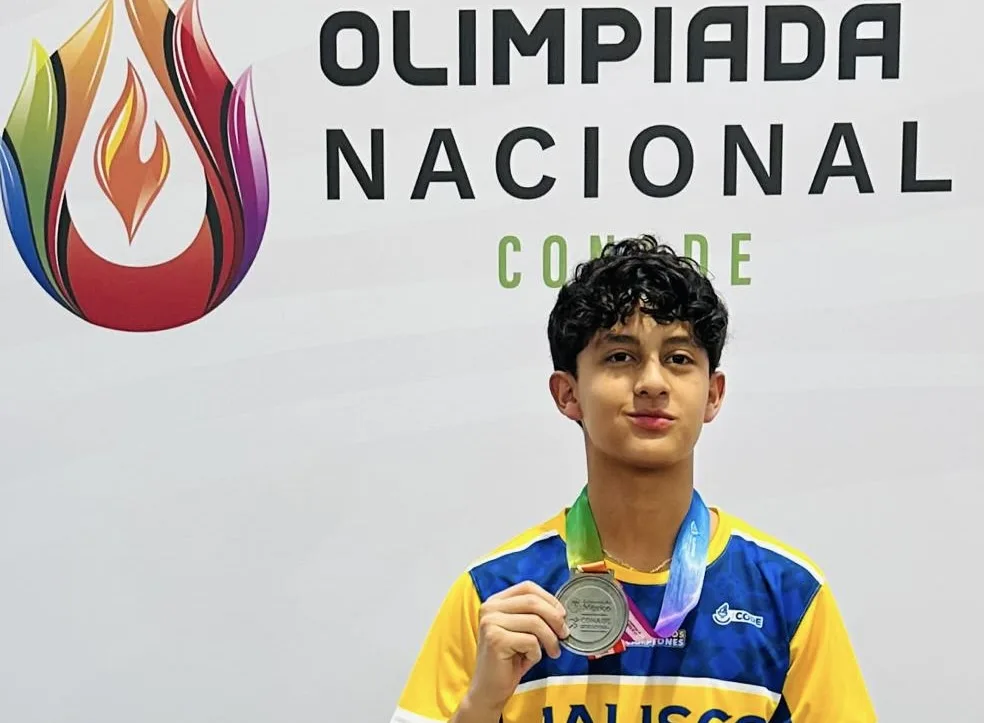 Medallista chapalense Eloy Barragán muestra la presea obtenida en escalada deportiva durante los Nacionales CONADE 2026. Foto: Cortesía.