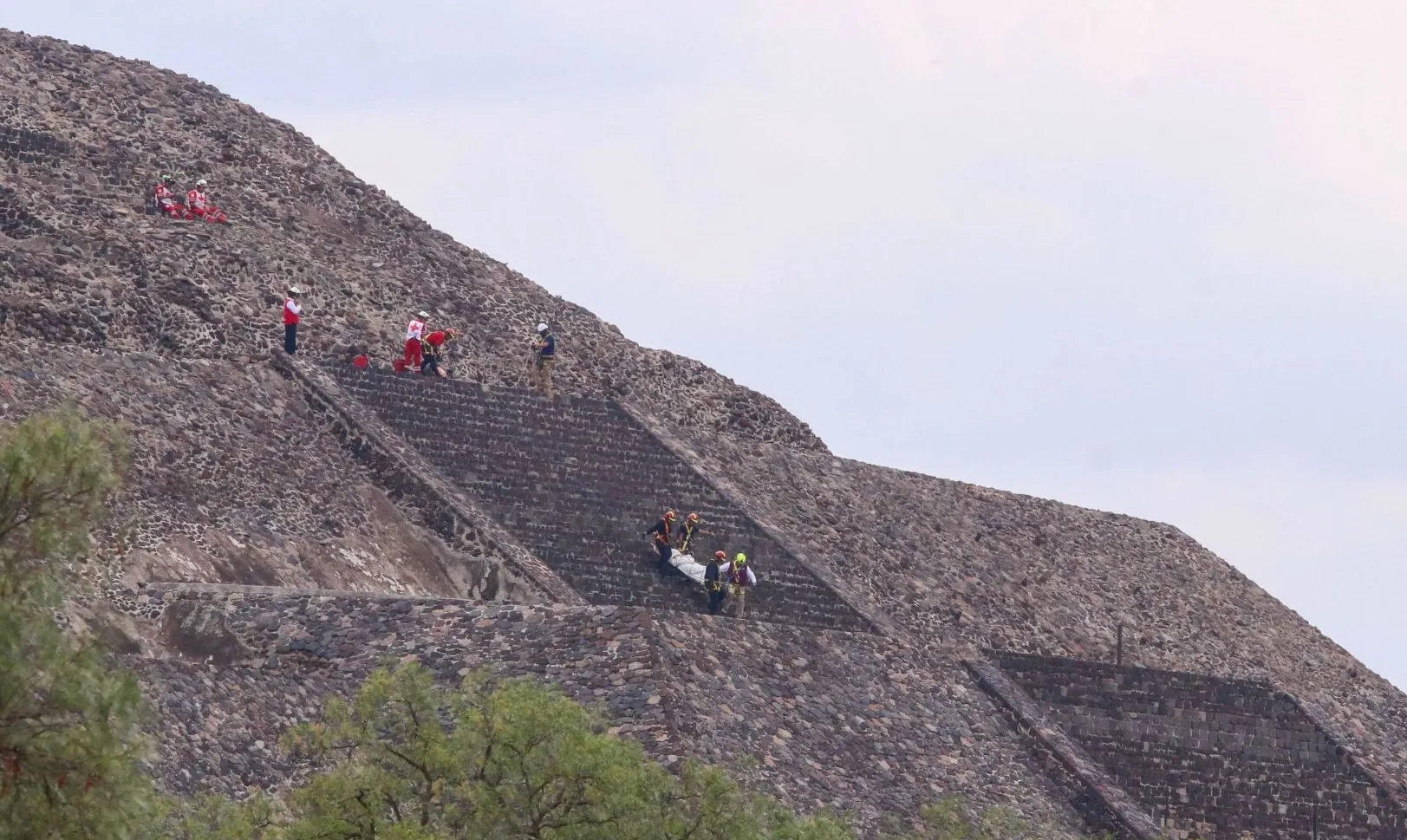 Personal médico trasladó a uno de los lesionados desde la cima de la Pirámide de la Luna. Foto: Cortesía.
