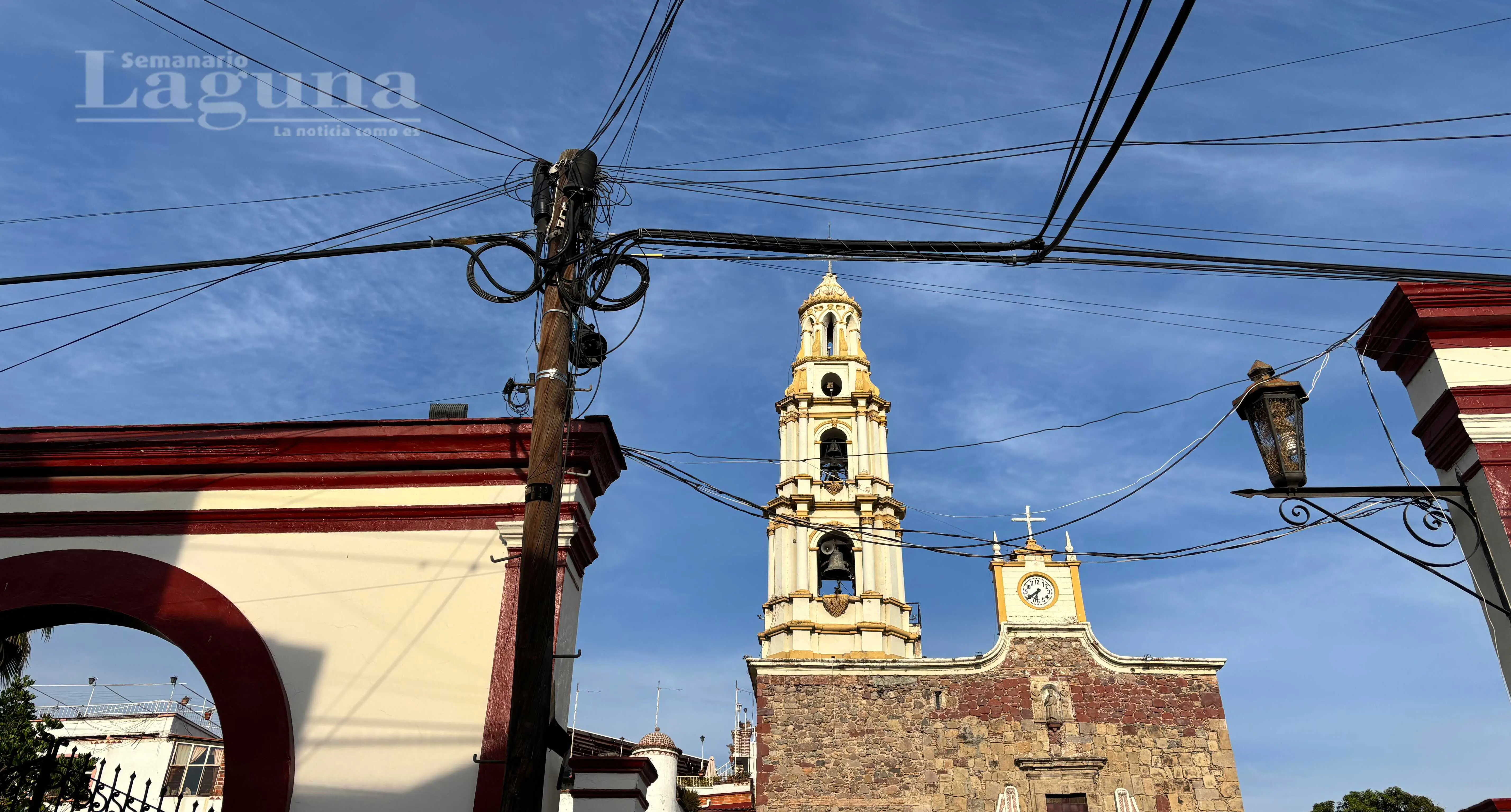 Cableado aéreo oculta la arquitectura de la parroquia de San Andrés, en Ajijic.Foto: Citlaly Silva.