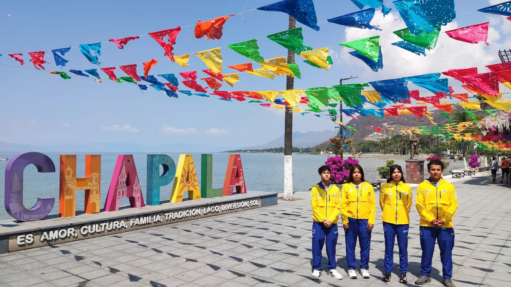 Eloy Barragán, Natalia Rojas, Mayte González y Emiliano Villaseñor en el malecón de Chapala; los atletas representan al municipio en los Nacionales CONADE 2026. Foto: Cortesía.