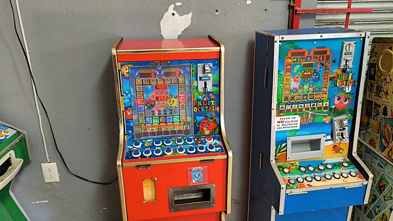 El uso de las tragamonedas se da tanto en personas adultas como menores de edad, con un alto riesgo de generar dependencia. Foto: Cortesía.