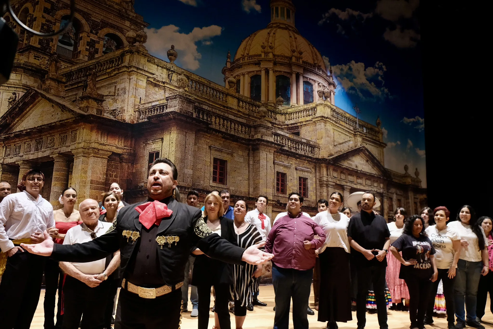 Escena que captura el ambiente festivo y la tradición charra en la zarzuela. Foto: Cortesía..
