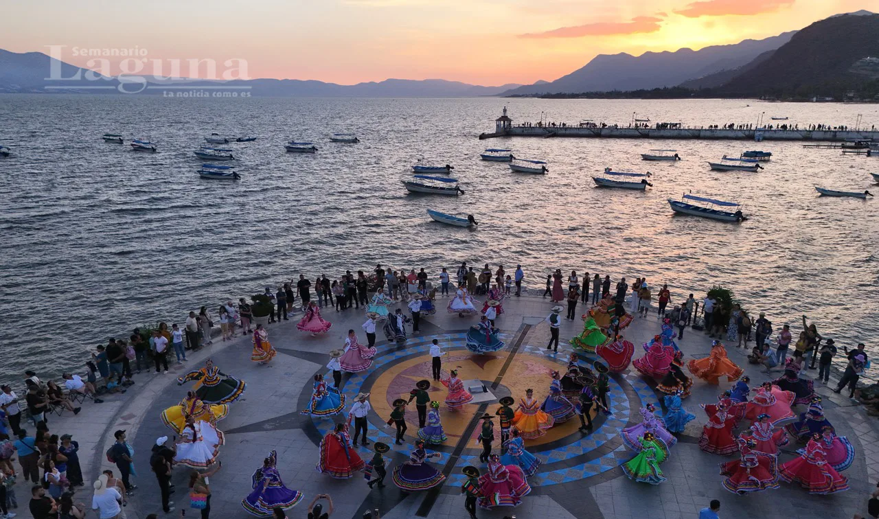 Estampa histórica en el malecón de Chapala: más de 2.000 ejecutantes de todo el país participaron en la tercera edición de "La Fiesta al Estilo Jalisco". Foto: Laguna.
